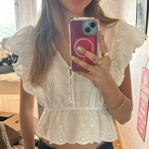 Sommartopp med volanger - Vit sommartopp med volanger vid axlarna 💗 Säljer då den tyvärr inte kommer till användning 🫶🫶