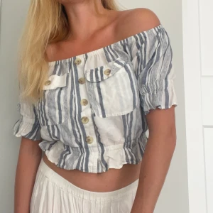 off shoulder magtröja / topp, American Eagle, XS - Magtröja - topp från American Eagle  Storlek XS, skulle även säga att den passar S  Köpt i USA  Off shoulder man man kan ha den som man vill :) 