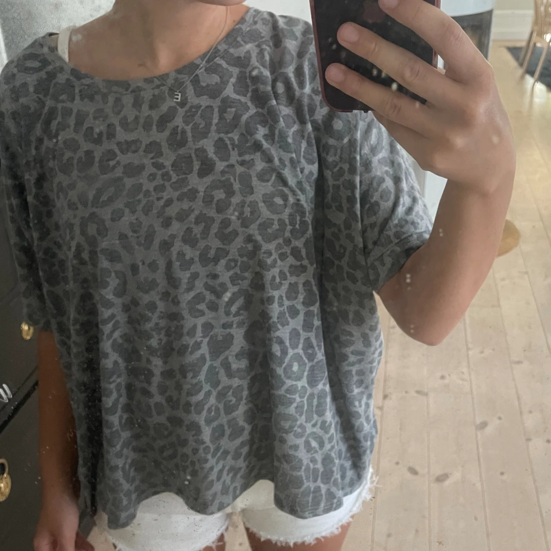 Grå leopard t-shirt  - 90