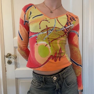 Orange gul grön röd paljett långärmad - Färgglad V ringad tight långärmad med färgglatt 80-tals mönster med pajettdetaljer⭐️⭐️⭐️