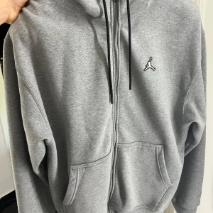 Jordan Zip Hoodie - Den är i storlek L, tröjan har använts max 5 gånger. Köptes för 900kr. Säljer den för 500kr. 