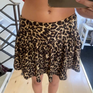 Leopard kjol - Leopard kjol, super fin och väldigt stretchigt material! Strolek 36, men snarare S/xs! midjemått 35,5 cm😊