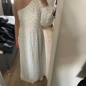 Långklänning  - Nyskick med lappen kvar. Glömde skick tillbaka i tid, lite för stor för mig. Nypris 699kr