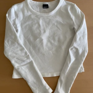 Långärmad tröja  - Aldrig använd. Väldigt mjukt och stretchigt material. 