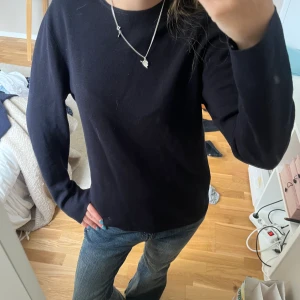 Stickad tröja! - Så najs vanlig plain mörkblå stickad tröja ifrån cos! Passar så bra till typ alla outfits!☺️💗