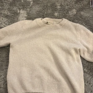 Stickad t shirt - Stickad t shirt från chelsea storlek xs typ och passar ungefär 160 cm