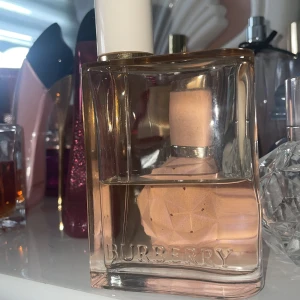 Burberry her  - Ungefär 45ml kvar, tycker om parfymen men har tröttnat på lukten. Väldigt fin o blommig doft dock pris kan diskuteras 