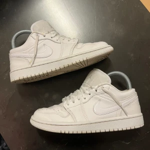 Air jordan 1 low vita - Inte jätte använda, fint skick. Kom med eget prisförslag, skriv för mer bilder info osv. 