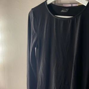 Soft tuch tröja  - Säljer denna svarta soft tuch tröjan från Gina tricot, använd 1 gång och säljer då jag inte använder den💞