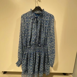 Klänning - En jättefin klänning som passar till alla årstider och sammanhang! 