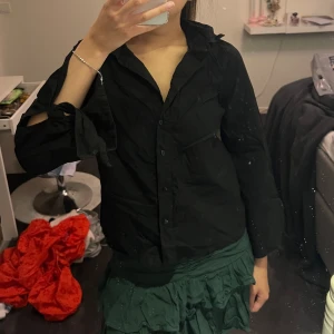 Svart skjorta med knyten - Skjorta med knyten. Från NA-KD. Bra skick 