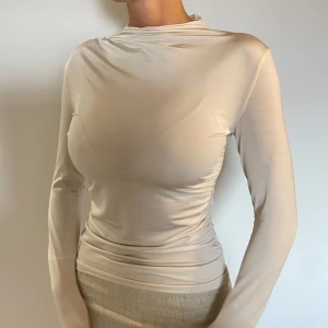 Skimmrig topp ljusrosa - Ljusljus rosa skimmrig topp i stretch material från H&M😊