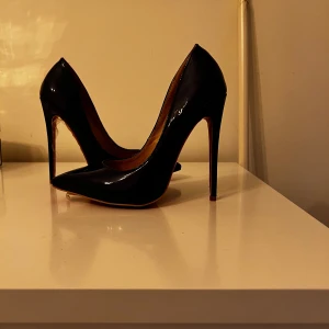 Högklackade skor - Plast under ny utan prislapp.