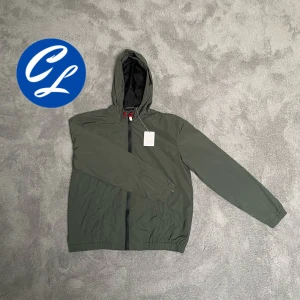 Zadig & Voltaire Windbreaker (HELT NY) - Zadig & Voltaire Windbreaker | Skick: 10/10 (HELT NY) | Strl S | Pris - 799 | Tags sitter även kvar | Fraktar via Postnord eller Instabox på köparens bekostnad | Hör av dig vid minsta fråga eller fundering!