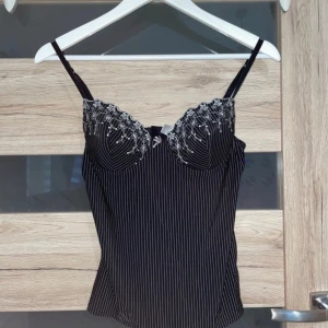 Korsett top - Väldigt söt, rosa och svarta detaljer. Använd få gånger och i bra skick! 💞 skriv vid funderingar