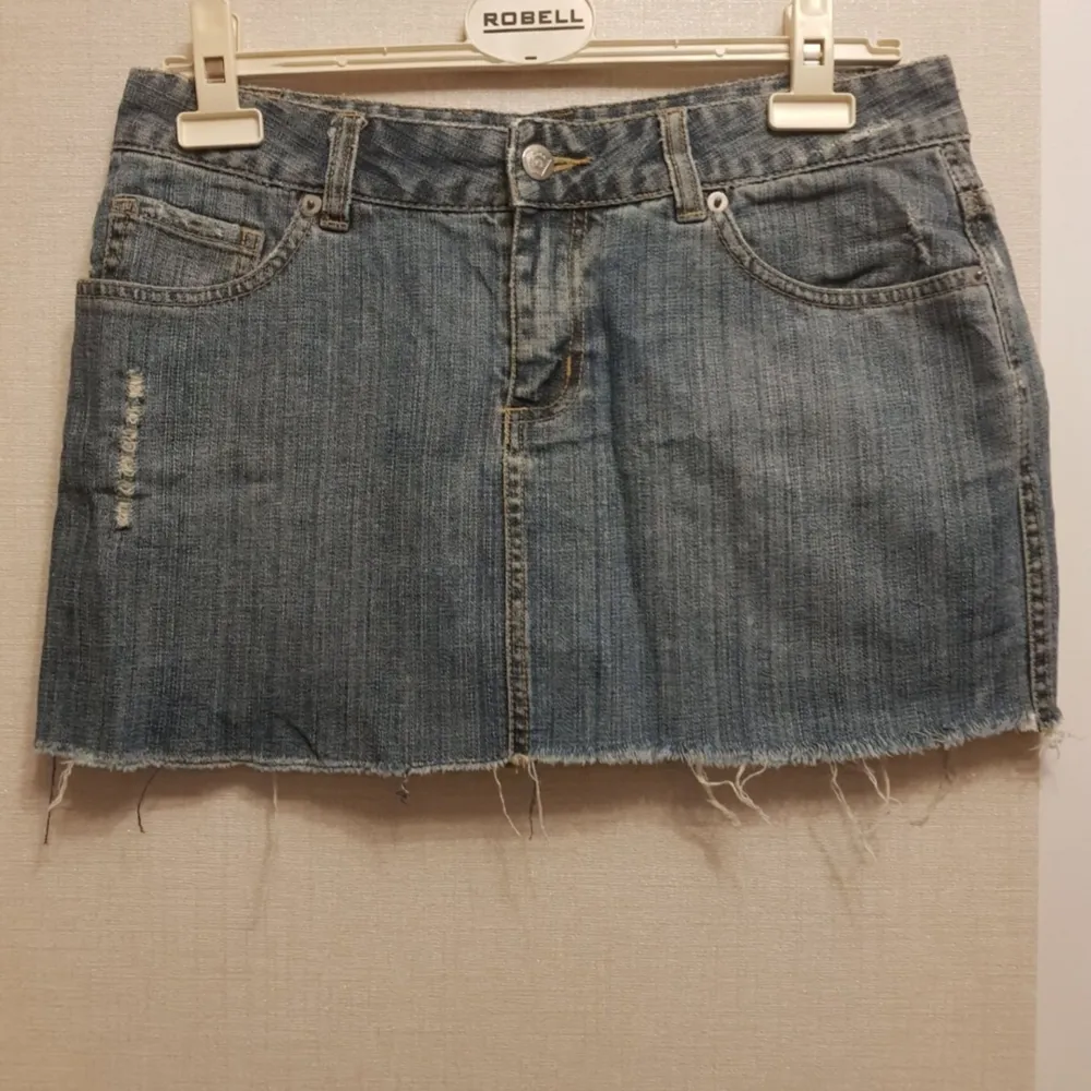 Jeans kjol strl S från Svea Gjord i sliten modell (skulle vara så inget jag själv gjort)  39cm en väg så runt om ca 78cm Skick bra. Kjolar.