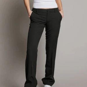 Kostymbyxor - Lowwaist kostymbyxa, älskar passformen men har två så ena paret använts inte🫶🏼🫶🏼 Strl 38 o bra skick! Nypris 500 💕