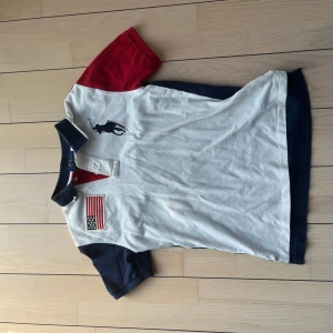 Ralph lauren pike - Tjena säljer en Ralph lauren pike. Den är i storlek 10-12 år. Fint skick. Skriv vid fler frågor.