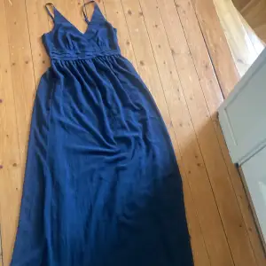 Mörkblå balklänning. Har aldrig använts, beställde massa klänningar till balen så säljer några nu💕