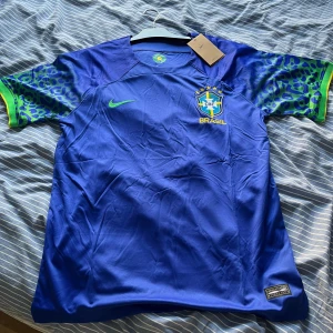 Brasilien tröja - Oanvänd fotbollströja Inget namn eller siffra på ryggen 