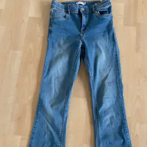 Bootcut jeans från Name it för 12 åringar stl 152, utsvängda blåa jeans som är ungefär ”mid waist”.🙌🏻 Man ser att dom är använda lite men det är inget som märks mkt när dem är på.🥰 Knappen har rostat lite! 65 kr +39kr frakt🚚😍