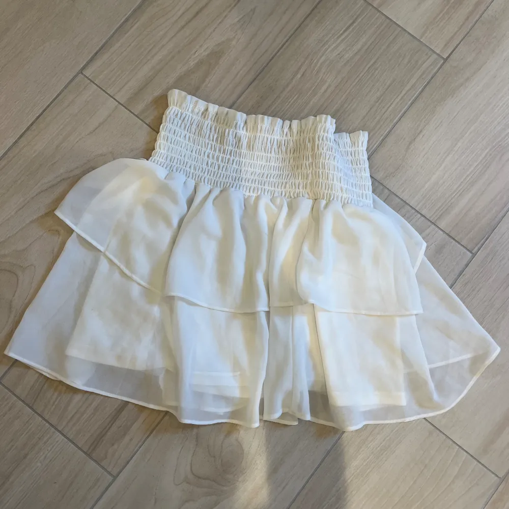 vit kjol från chelsea, använd ej💕. Kjolar.