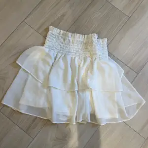 vit kjol från chelsea, använd ej💕