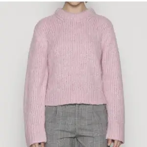 Säljer nu denna superfina rosa stickade tröjan från Weekday❤️
