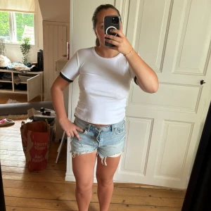 Zara topp  - Säljer denna fina zara topp med svara detaljer💘😇