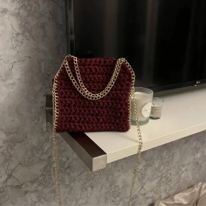 Virkad väska  - INTRESSEKOLL!! Detta är INTE en annons. Hade ni varit intresserade av att köpa dessa väskor igen? Isf vilka färger + kedja?🫶🏻🫶🏻