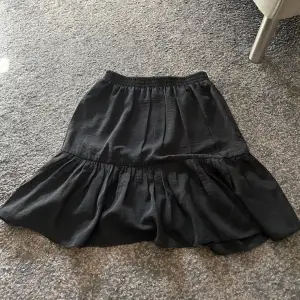 Säljer en jättefin svart volang kjol som är använd 1 gång! Jättefin till sommaren!