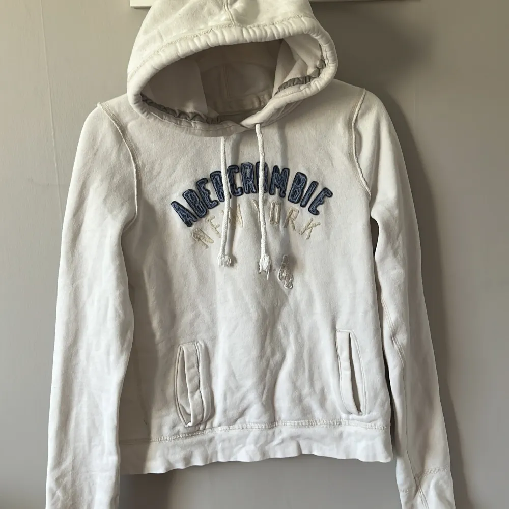 as snygg hoodie och bra skick! storlek L men är väldigt liten och krympt i tvätt så skulle mer säga att den är xs. . Hoodies.