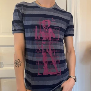 Blå jeansblå marinblå mörkblå t-shirt y2k rosa tryck graphic tee t-shirt - Vintage blå randig t-sjukt / graphic tee med rosa tryck 💗🏙️🌊