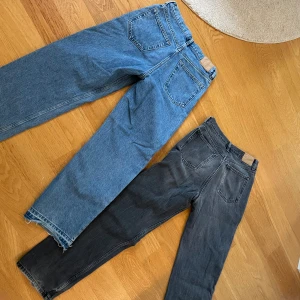 Weekday jeans - Säljs som par eller som enskild vara. Modellen är ”galaxy loose straight jeans” på båda.  Sizings: Blåa- W 28 L 30 Svarta- W 27 L 32 För paret: 600kr Enskilda pris: 350kr/st