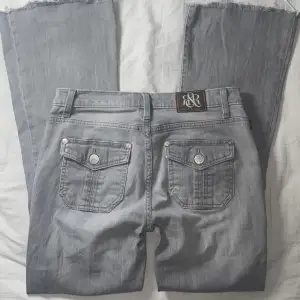 Jättesnygga bootcut jeans som nyligen köptes men inte min stil, därav aldrig använt. Midjemått:36-38cm. Innebenslängd:74cm. Skulle säga att det också passar någon med s.