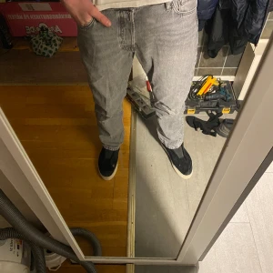 Jack and jones jeans - Hej säljer mina jack and jones jeans i färgen grå hör av er vid fler frågor 