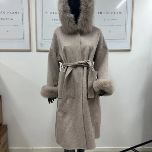 Leona Long coat taupe  - En lång päls kappa med äkta avtagbar päls helt ny och oanvänd så den är i topp skick Ord pris 2999kr