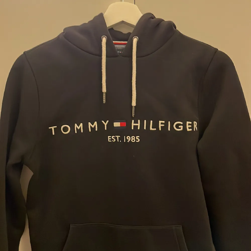 Tja, säljer nu min Tommy hilfiger tröja i storlek Xs som är i bra skick. Har kvitto, nypris 1300kr. Hoodies.