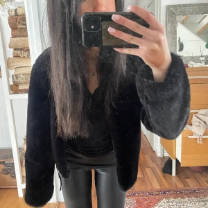 Pälsjacka  - Så snygg Pälsjacka helt ny från ginatricot storlek Xs. Nypris 300kr