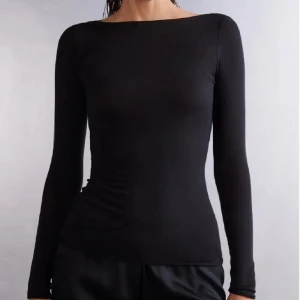 Svart långärmad  - Säljer min svarta långärmade tröja, använd en gång. Storlek s, har i vit och grön med 