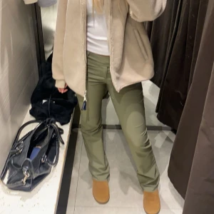 Gröna kostymbyxor - Gröna tunna lågmidjade kostymbyxor från hm. Fint skick men dem är uppsprättade där nere för att de skulle bli längre.