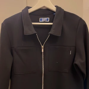 Jack and Jones overshirt - Säljer nu min Jack and Jones overshirt i storlek 176 knappt använd. 