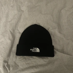 The north face mössa  - Säljer min north face mössa då jag helt enkelt inte tycker den sitter snyggt på mig.  Använt Max 3 gr så är som helt ny! 