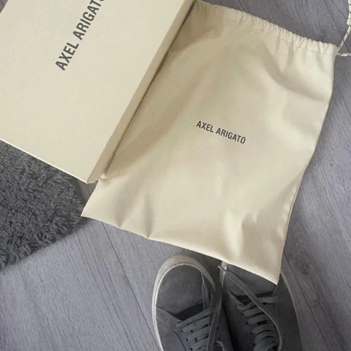 Gråa Arigato skor - 90