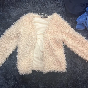 Vit ullig kofta strl XS - Säljer denna supersnygga koftan från Gina tricot i strl XS💗 använd ganska många ggr så säljer för 100kr💗