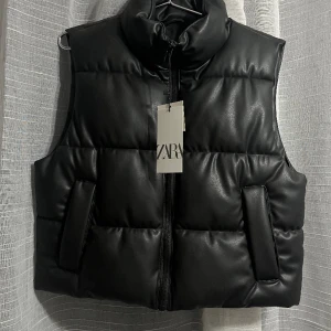 Väst - Svart väst i Storlek S, passar XS med! Kan ha tröja under. Aldrig använd och har även kvar prislapp, finns inte längre på Zara💞