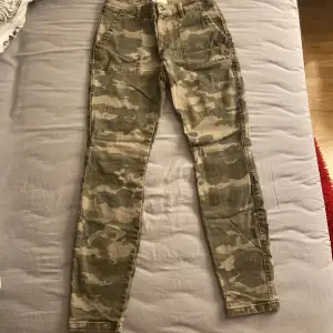Underbara jeans som är cargo-aktiga i militärt mönster och mörkgrön färgvariation. Formar fint och är riktigt sköna. Medium-high jeans. Lite stretch. Använda 1 gång.  Tror inte den här modellen och färgen säljs längre. Storlek 38. Nypris: 299 kr 