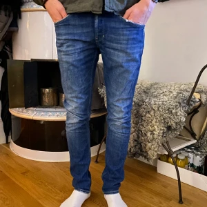Dondup jeans - Dondup jeans i storlek 32, skick 9/10, jag är 180cm och väger ca68kg. 
