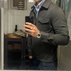 Lindbergh overshirt - Tja säljer denna balla overshirten som funkar utmärkt till skjortor. Storleken är M. Cond 10/10. Priset är inte skrivet i sten så de bara höra av dig.🙌