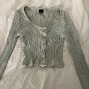 Ljusgrön långärmad tröja  - Jättefin ljusgrön ribbad långärmad tröja ifrån Gina Tricot🥰 Bra skick använd ett fåtal gånger❣️